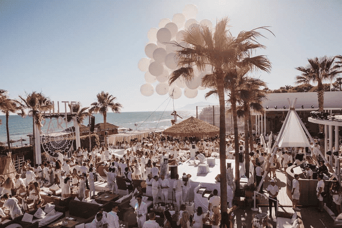 Las mejores actividades de verano en Marbella 10 fiesta en la playa de Marbella