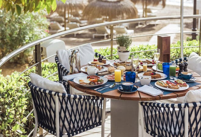 Los Mejores Planes para Disfrutar Marbella de Noche 6 desayuno en un chiringuito en Mrbella