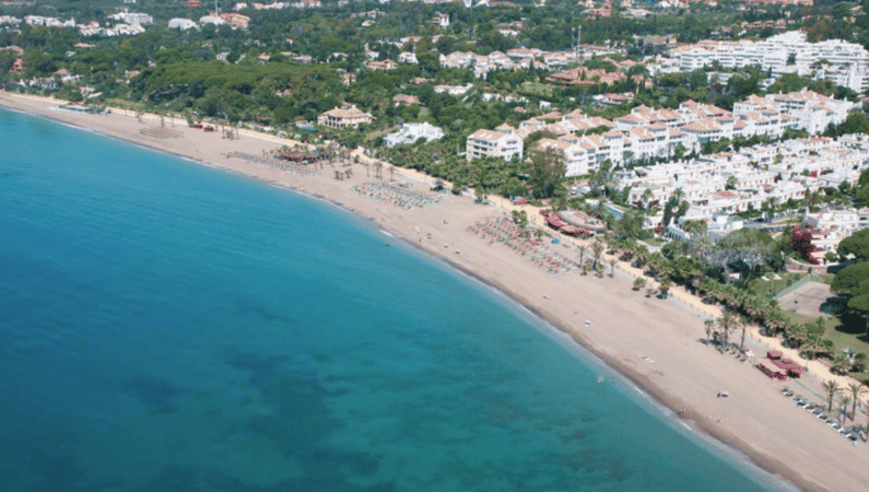 Yoga en la Playa de Marbella: Conecta con la naturaleza 8 Imagen de la playa de Casablanca, una playa exclusiva de Marbella