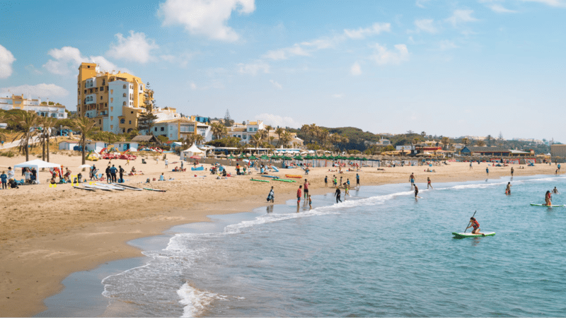 Yoga en la Playa de Marbella: Conecta con la naturaleza 6 vistas de Playa de Cabopino, una de las playas más bonitas de Marbella
