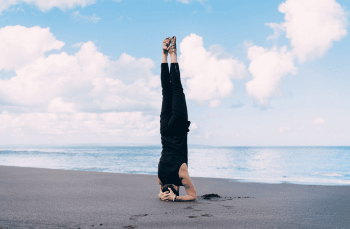 Yoga en la Playa de Marbella: Conecta con la naturaleza 3 mujer practicando yoga en la playa de Marbella