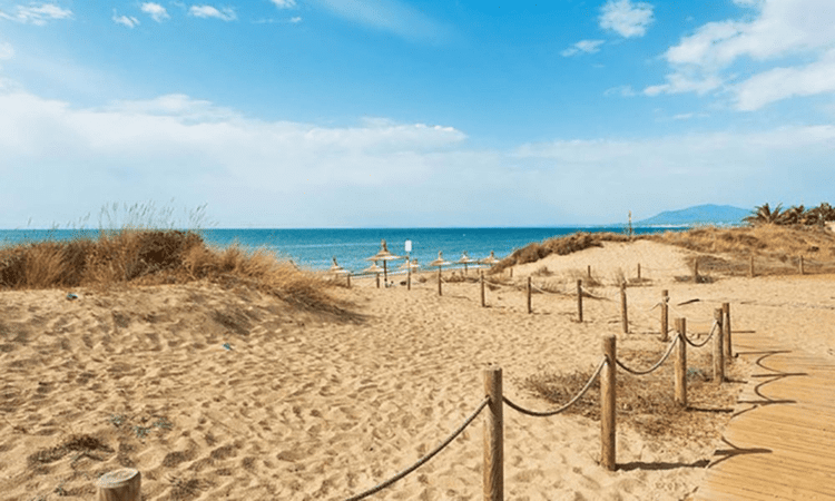 Yoga en la Playa de Marbella: Conecta con la naturaleza 5 playa de Elviria, una de las mejores playas de Marbella