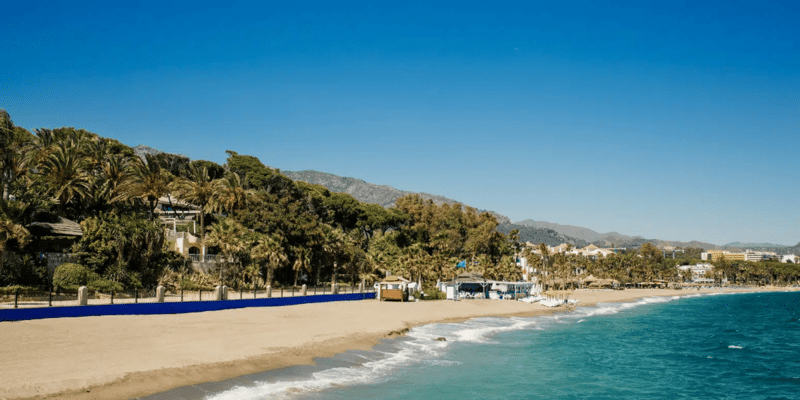 Yoga en la Playa de Marbella: Conecta con la naturaleza 7 Playa de Nagüeles ubicada en Marbella, rodeada de villas de lujo